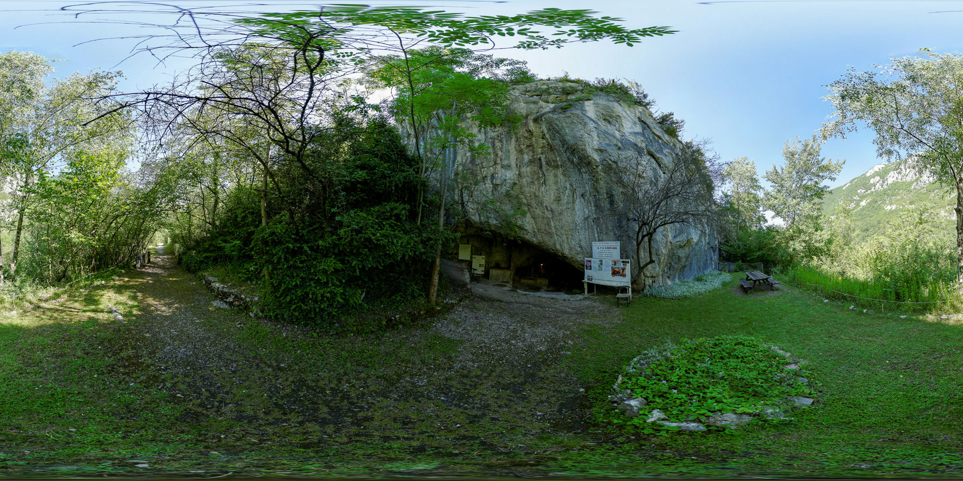 Panorama 360° de l'accès à la Grotte de la Vache à Alliat, site paléolithique de la vallée du Vicdessos, Ariège