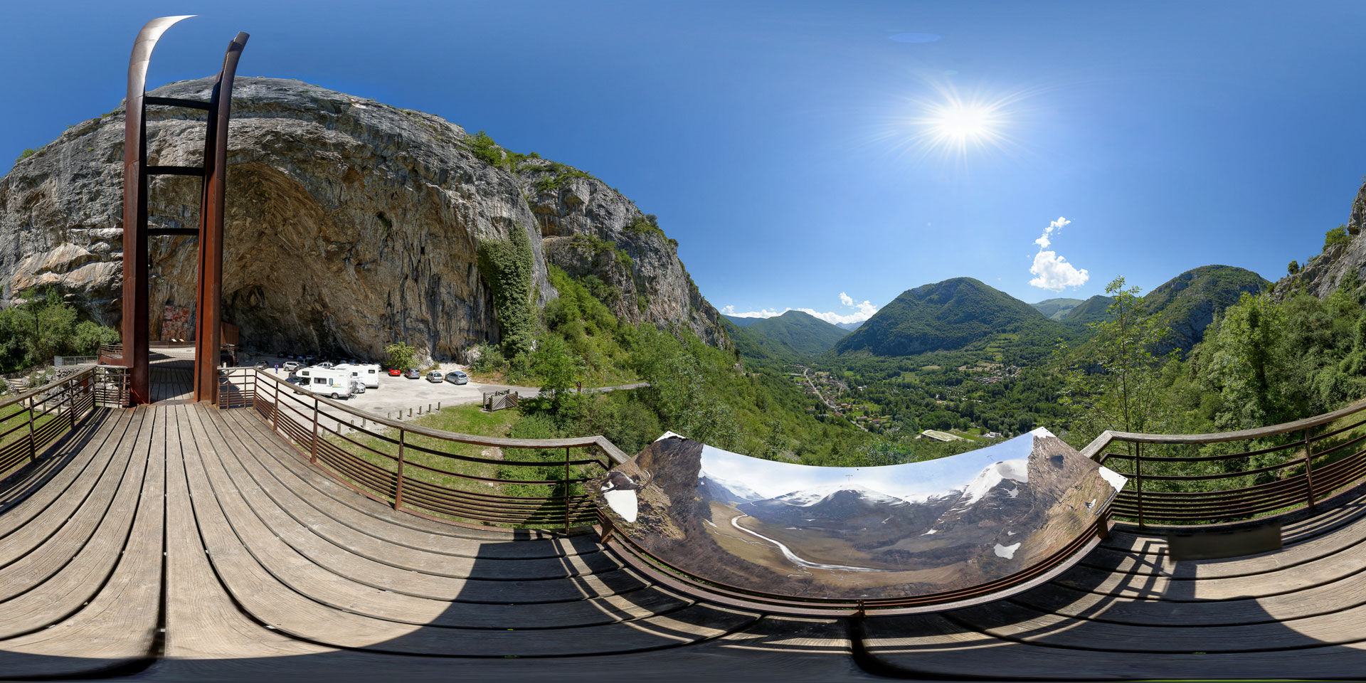 Panorama 360° de l'entrée de la Grotte de Niaux avec la terrasse Fuksas et la vue sur la vallée du Vicdessos, Ariège