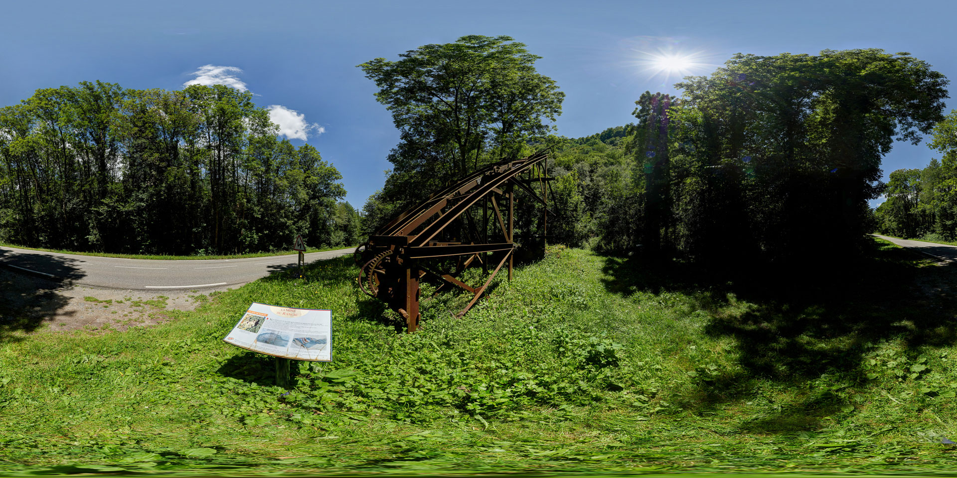 Panorama 360° d'une machine minière ancienne des Mines de Rancié à Sem, patrimoine industriel de la vallée du Vicdessos, Ariège