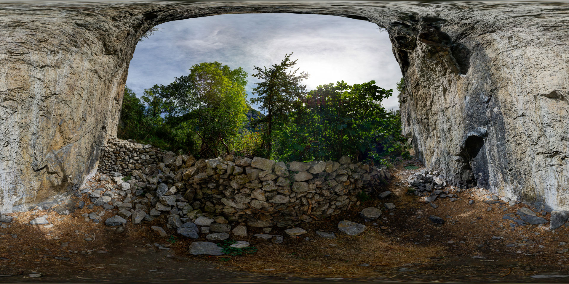 Panorama 360° de l'intérieur de la Spoulga d'Alliat, grotte fortifiée médiévale de la vallée du Vicdessos, Ariège