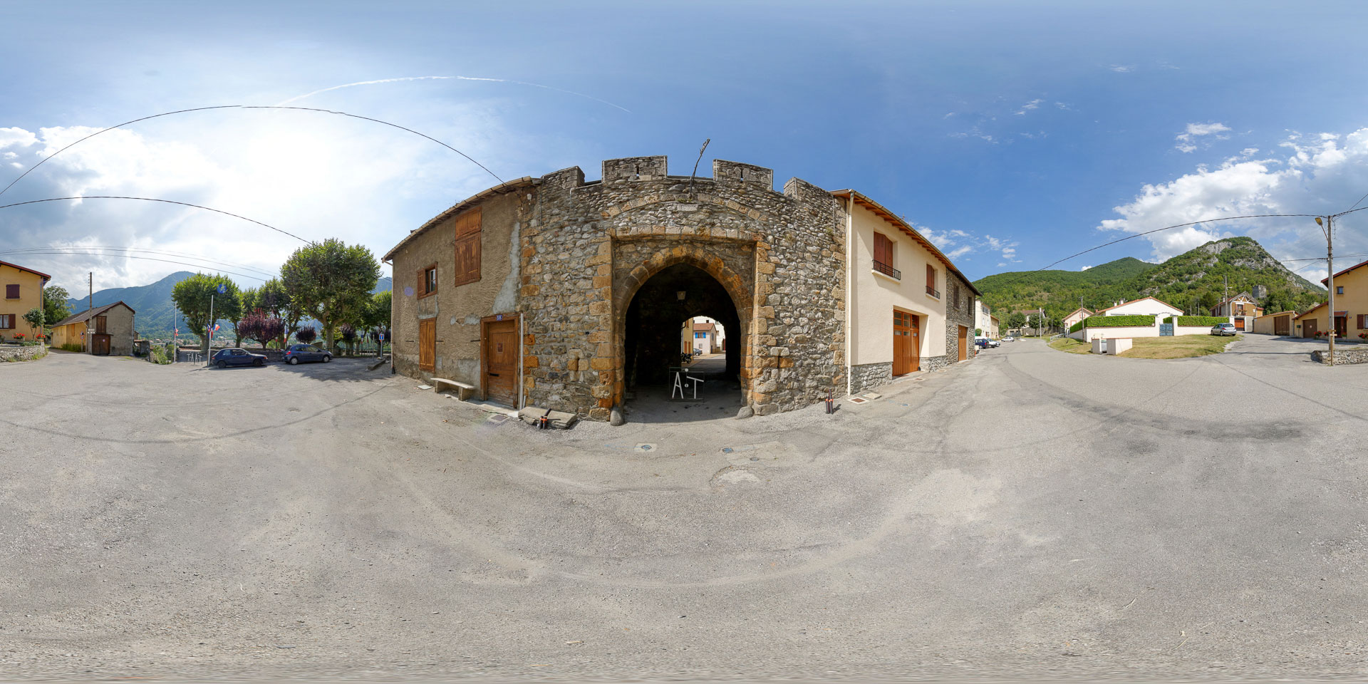 Panorama 360° de la porte médiévale de Tarascon-sur-Ariège, Pyrénées ariégeoises